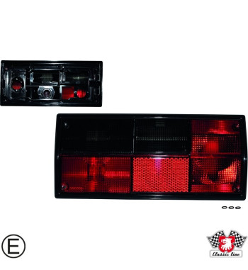 Lampa tylna z czerwonym/przydymionym szkłem, bez gniazda (gniazdo typu Hella), lewa, ze znakiem E
