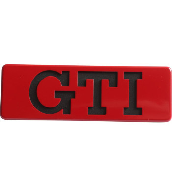 Godło GTI, boczne, czarne litery na czerwonym tle