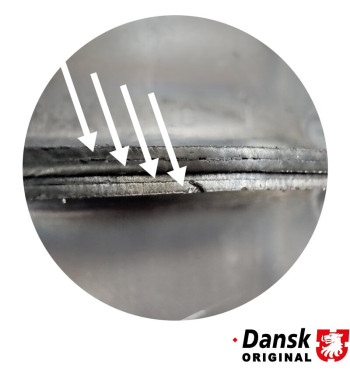 Tylny wydech, z jedną rurą wydechową Ø60 mm. Wykonany ze stali aluminiowanej, z zewnętrzną powłoką w kolorze szarym, odporną na 
