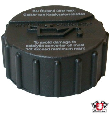 Locking cover for oil filler pipe